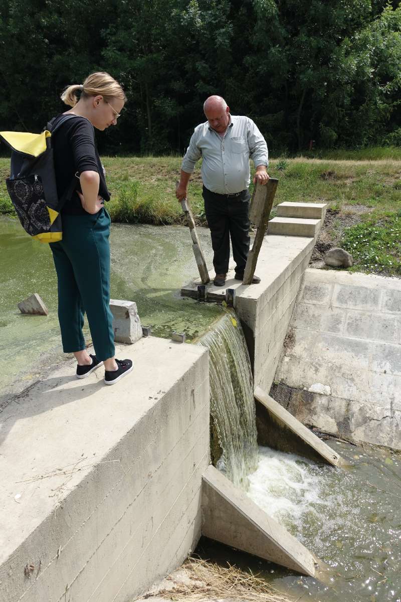 Árvíz vagy stabilizált talajvíz? Tordai Sándor az oldaltározó zsilipjénél magyarázza, hogy régebben az itt található szűk mederátjáró nagy árhullám esetén jelentősen visszaduzzasztotta a vizet, többször elöntve a falu alsó házait is. A tó most ezt megakadályozza, a talajvizet viszont stabilizálja Fotó: Szigeti Ferenc Albert
