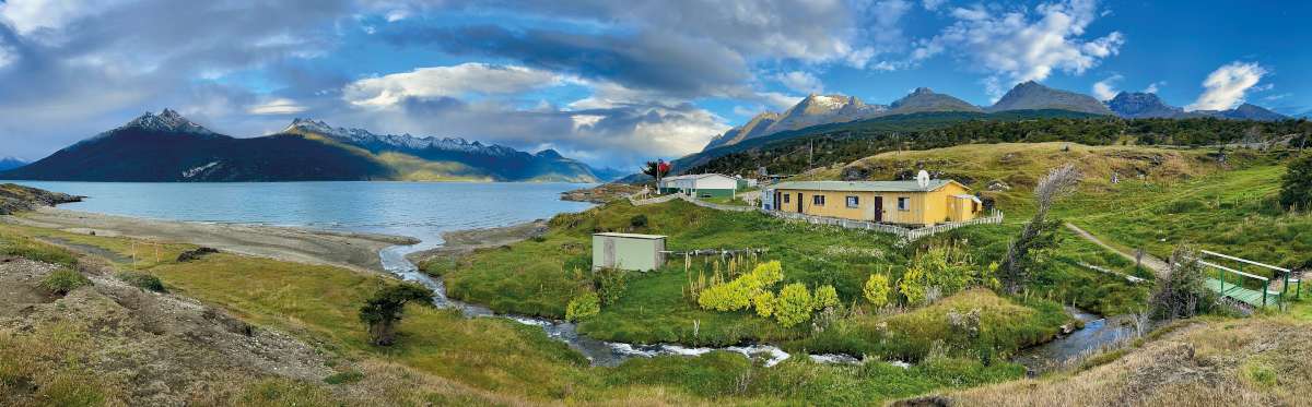 Csendőrbázis – Itt a Yendegaia Nemzeti Park déli szegélye, ez a mi állomáshelyünk is. Minden van: csobogó patak, tengeri örökpanoráma, áramfejlesztők, wifi, nyulak, focipálya – karnyújtásnyira pedig a Darwin-hegyvidék. Ami nincs: tömeg, forgalom, hegyi ösvények, bármiféle információ a hegyekről (mindeddig) Fotó: Nagy Balázs