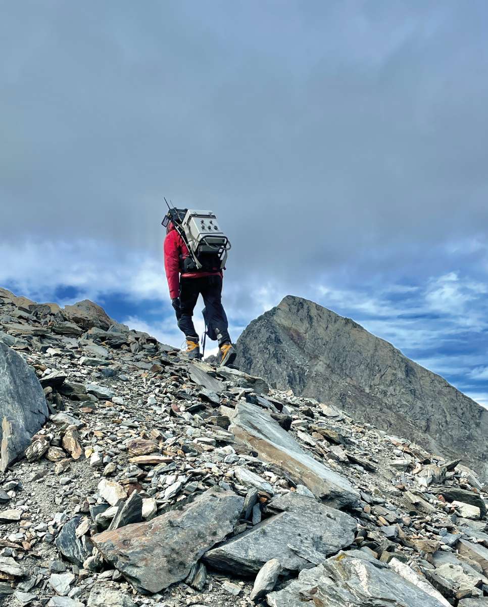 Súlyos rakomány – A legdélebbi nem antarktiszi tundra felméréséhez fel kell cipelni minden műszert. Ezeket ilyen körülmények közé tervezték, de nem épp kézi szállításra. A profi hegyi logisztika nem a tudomány része, de a tudományos sikeresség alapvető feltétele Fotó: Nagy Balázs