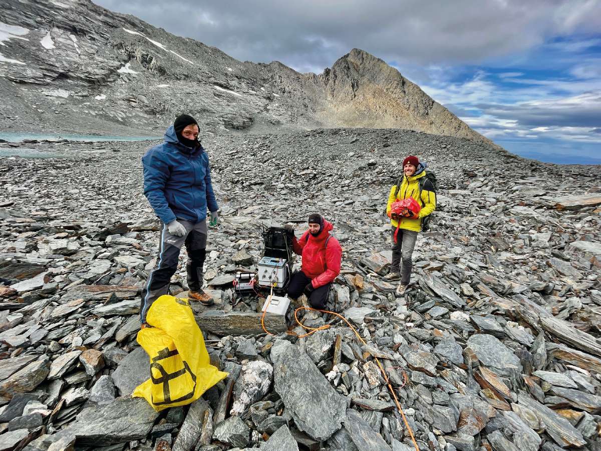 Kőbe zárt kérdések – A lejtőkről érkezett és jégszállította törmelék ma sem jégmentes. De hogy hol a jég alattunk, és mennyi van még, pontosan fel kell tárnunk. Lassanként odafagyunk, de az akkumulátor utolsó lehelletéig megy a munka Fotó: Nagy Balázs