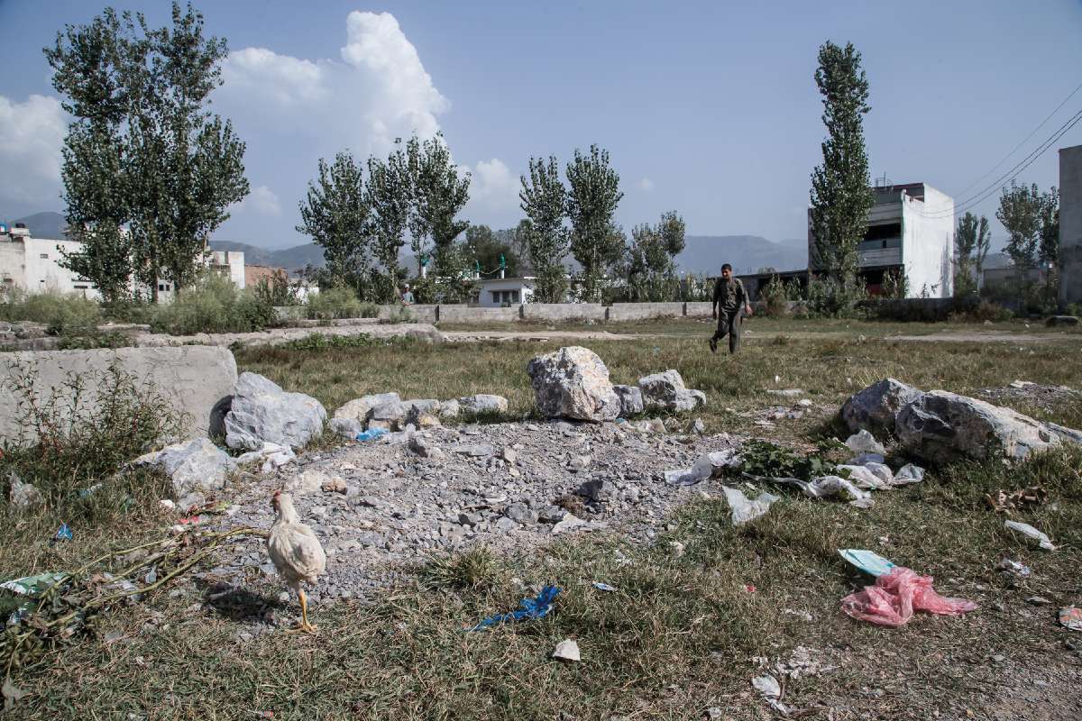 A semmi helye – Az egykori Oszáma bin Láden-rezidencia helyszíne az észak-pakisztáni Abbottábádban, miután a komplexumot a pakisztáni hatóságok lebontották. A 2011-es amerikai különleges művelet után a házat azért pusztították el, hogy eltüntessék a terrorvezér jelenlétének fizikai nyomait. Ma már csak kövek, szemét és a csend maradt után Fotó: Varga Máté