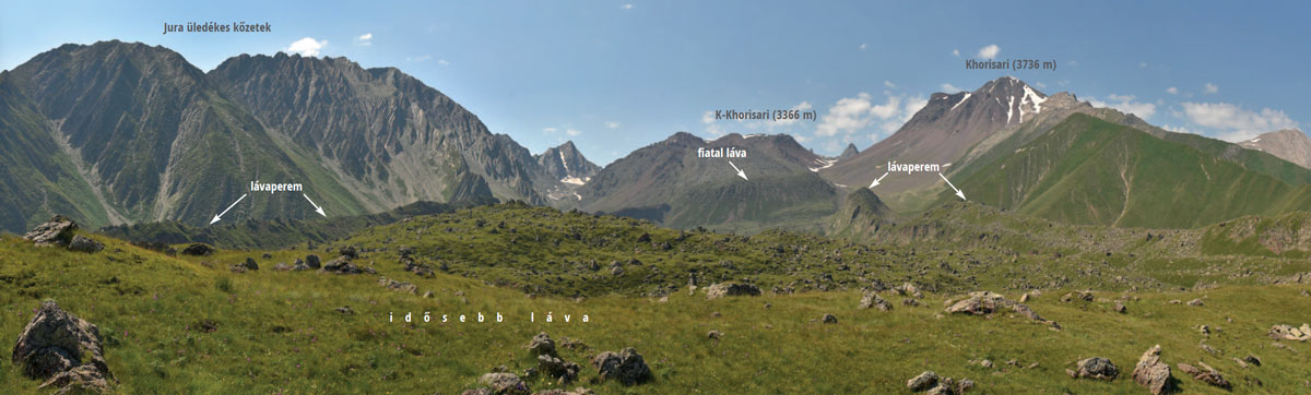 Komplex tájkép – Balra gyűrt középidei üledékek, jobbra hátul a 3736 m magas Khorisari tűzhányó. E kettő között az alacsonyabb, de az „utolsó időkben” aktívabb Keleti-Khorisari. A kúp közelében egy rövidebb, viszkózus lávafolyás nyomai ismerhetők fel, míg az előtérben jobbról balra végig egy széles lávaár terpeszkedik. Ennek két oldalán 50-60 m magas gerincek húzódnak, mintha oldalmorénák lennének – de nem azok! Ezek a beroskadt lávaár eredeti magasságát örző peremek Fotó: Telbisz Tamás