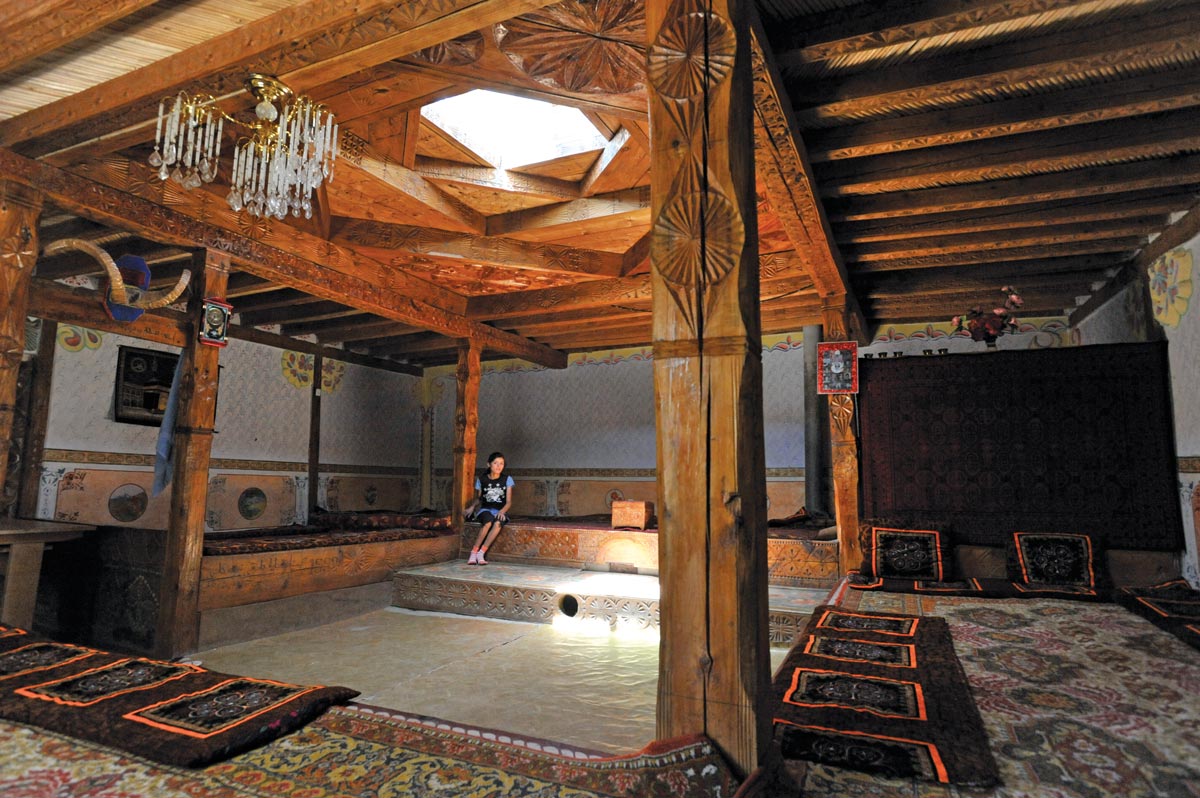 A fogalommá vált „Pamír-ház” a pamíri lakosok büszkesége, de a Karakoramban is jellemző archaikus építészeti stílus. Ablak nélküli, vastag oldalfalait agyagba ágyazott kövekből építik. Belső terét egy, tetőablakban kissé csúcsosodó fagerendázat zárja le. Ebben az egyetlen térben zajlik a család életének minden napja, a születéstől a halál eljöveteléig Fotó: Péczely Lajos