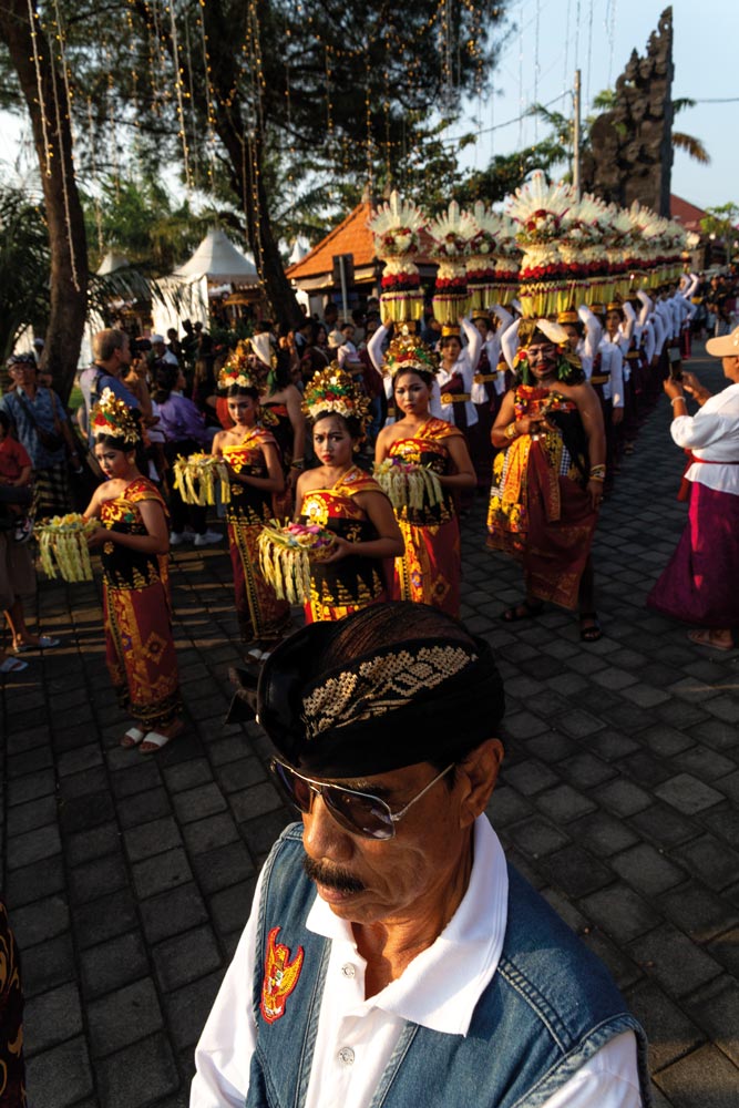 Tanah Lot tengerre épült templománál – Előtérben a biztonsági őr. Balin minden hétre jutnak látványos ceremóniák, hangosan szól a gongokkal, dobokkal és cintányérokkal kísért gamelán zene Fotó: Kocsány Kornél